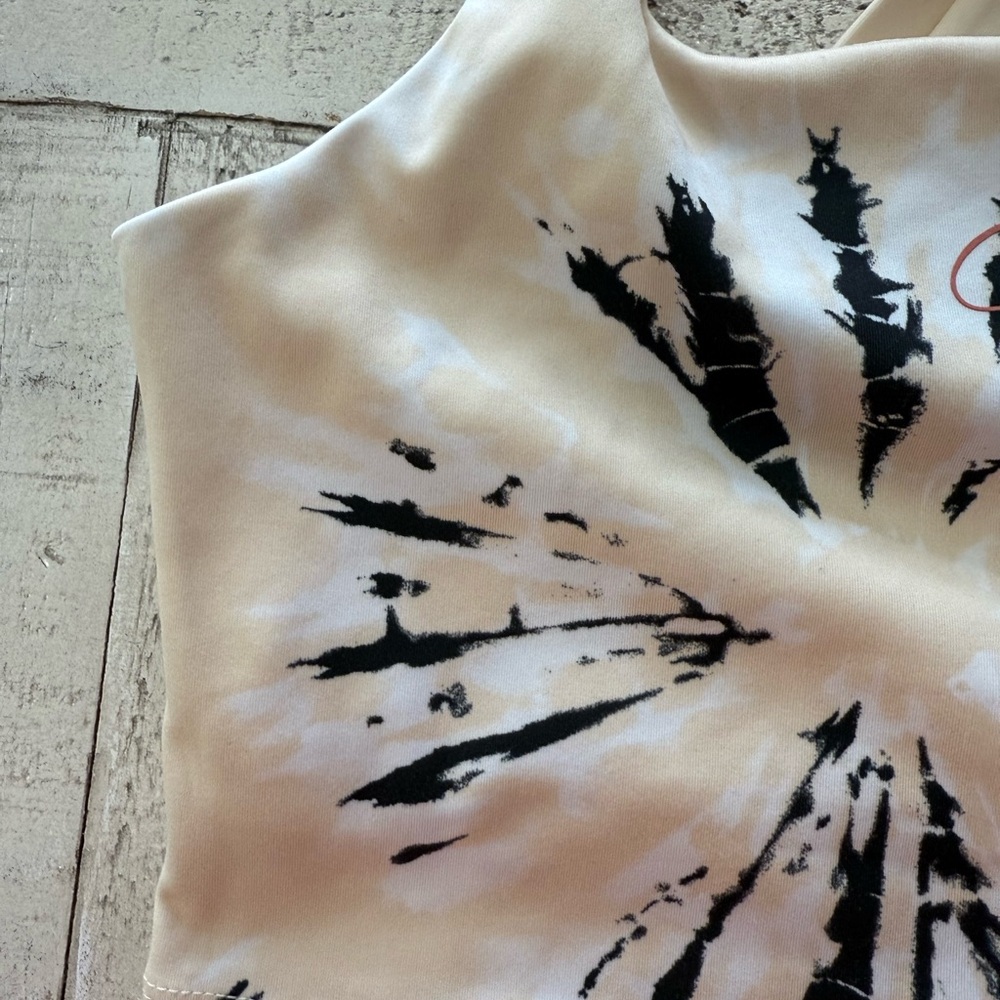 Nike Women’s Resort Cropped Sunburst Training Tank - Picture 6 of 10